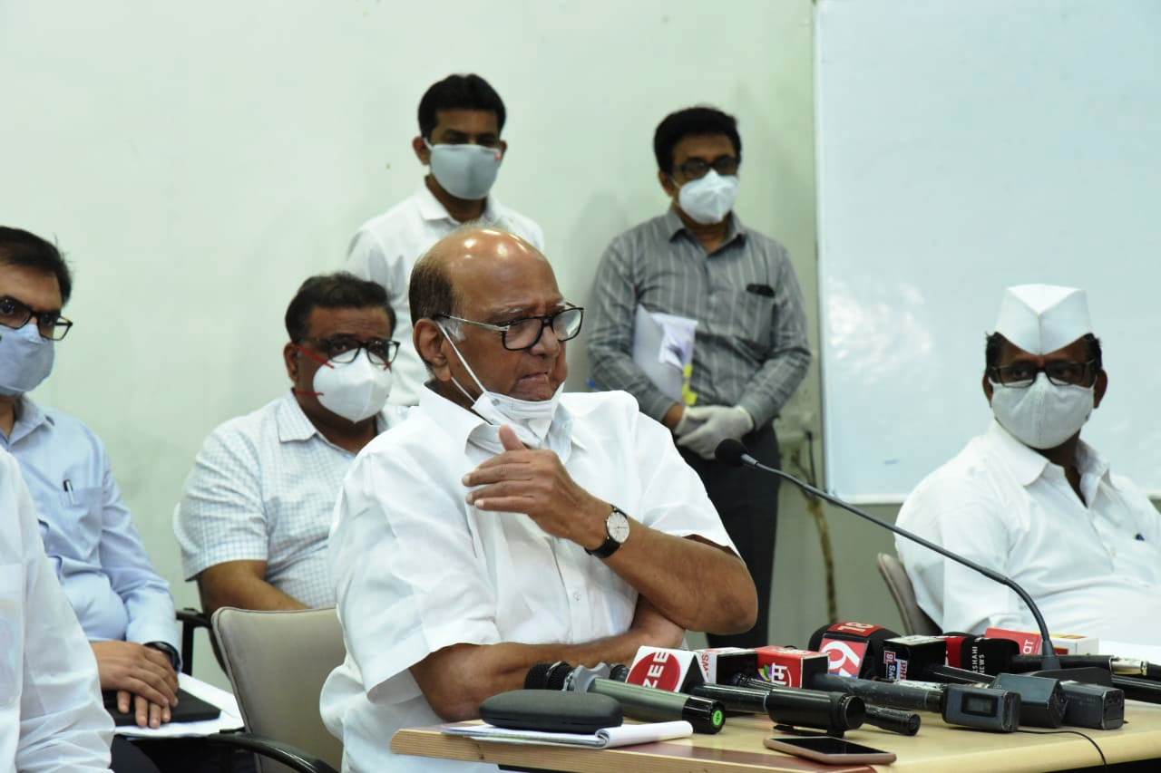 व्यापाऱ्यांनी कांदा शेतकऱ्यांना वेठीस धरू नये : शरद पवार