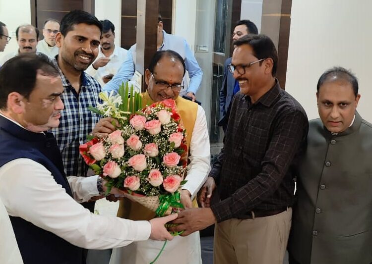 Onion export duty: कांदा निर्यातशुल्क काढण्यासाठी निर्यातदारांचे कृषीमंत्र्यांना साकडे