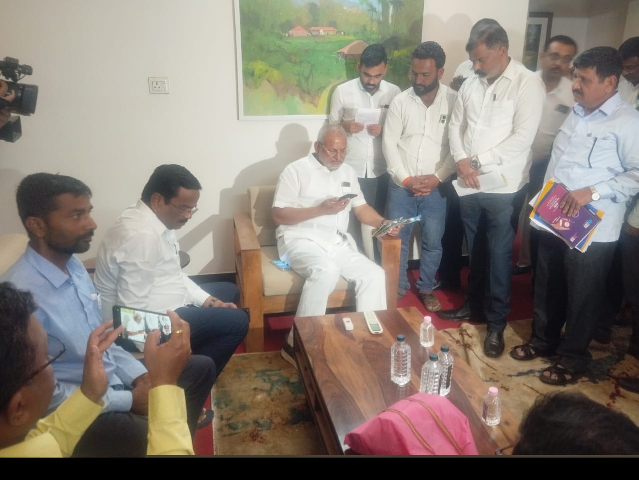 तणनाशकाने शेकडो एकर कांदा नष्ट; शेतकरी संघटना आक्रमक